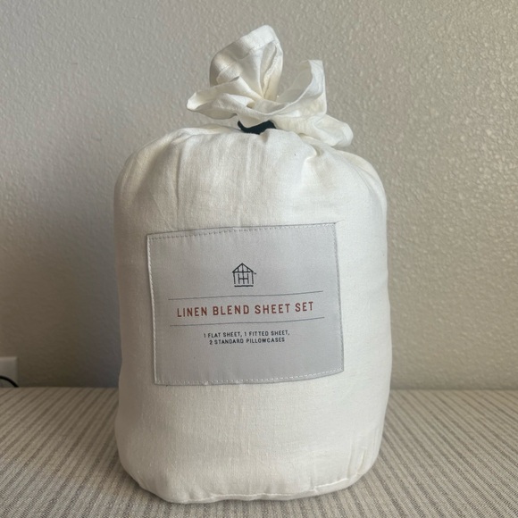 NWT 4pc Queen Linen Blend with Hem Stitch Sheet Set
Sour Cream - Hearth & Hand - Picture 1 of 4